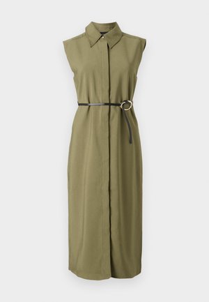 Rochie fără mâneci de culoare verde măslin, cu guler, strânsă în talie cu un centură neagră cu un cataramă metalică rotundă și slituri laterale.