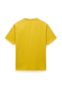 Simpel gul kortærmet T-shirt vist fra ryggen på en hvid baggrund.