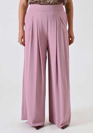 Plissierte weit geschnittene Hose in Pastellpink, aus einem glatten Stoff gefertigt. Sie hat einen hohen Taillenbund und fällt locker bis zum Boden.