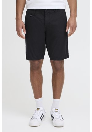 Pantalones cortos negros hechos de tela ligera, con cierre de botón en la parte delantera, bolsillos laterales, corte ajustado y dobladillos cosidos.