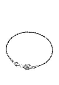 Silver vridet armband med en texturerad hummerlås och oval länkdetalj i mitten. En enkel och stilren design.