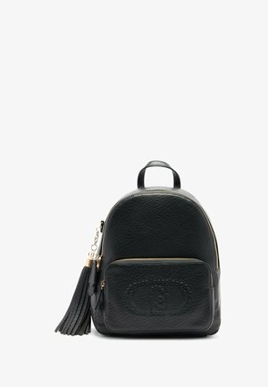 Must have tekstuuriga must nahast seljakott, millel on esiotsal lukuga tasku, pehme reljeefne logo ja dekoratiivne nahkriputus kuldsel kett.