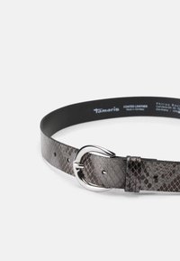 Läderbälte med beläggning i m�örkgrått med en texturerad ormhudsmönster; har en cirkulär spänne i silverfärg och justerbara hål.