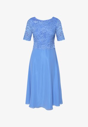 Lyseblå kjole med korte blonderærmer, et blomsterprint på overdelen og en flagrende nederdel, lavet af blødt stof.