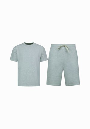 Lichtgrijs T-shirt met korte mouwen en ronde hals en bijpassende short met trekkoord, plat neergelegd op een witte achtergrond.