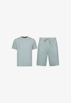 Lichtgrijs T-shirt met korte mouwen en ronde hals en bijpassende short met trekkoord, plat neergelegd op een witte achtergrond.