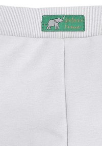 Lichtgrijze katoenen shorts met een ribgebreide tailleband. Kenmerkt zich door een groene label met een gestikt olifant en de tekst "safari tijd."