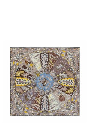 Quadratischer Schal mit einem kreisförmigen Paisley-Muster in Braun, Beige, Gelb und Blau, das filigrane florale und abstrakte Designs zeigt.