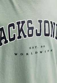 Jack & Jones Junior JJECALEB VARSITY TEE O NECK - Marškinėliai su spaudiniu - iceberg green