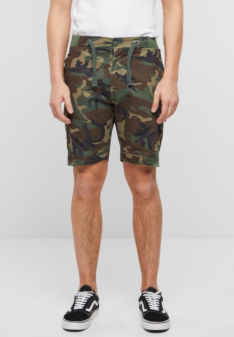 Karinės stiliaus šortai iš audinio, turinčio žalią, rudą ir juodą raštų mišinį. Turi reguliuojamą raištelį ir priekines kišenes.