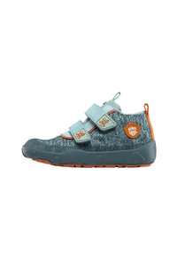 Scarpa in maglia azzurro e grigio con due cinturini regolabili in Velcro, dettagli arancioni e suola in gomma con texture. Presenta una toppa con logo sul lato.