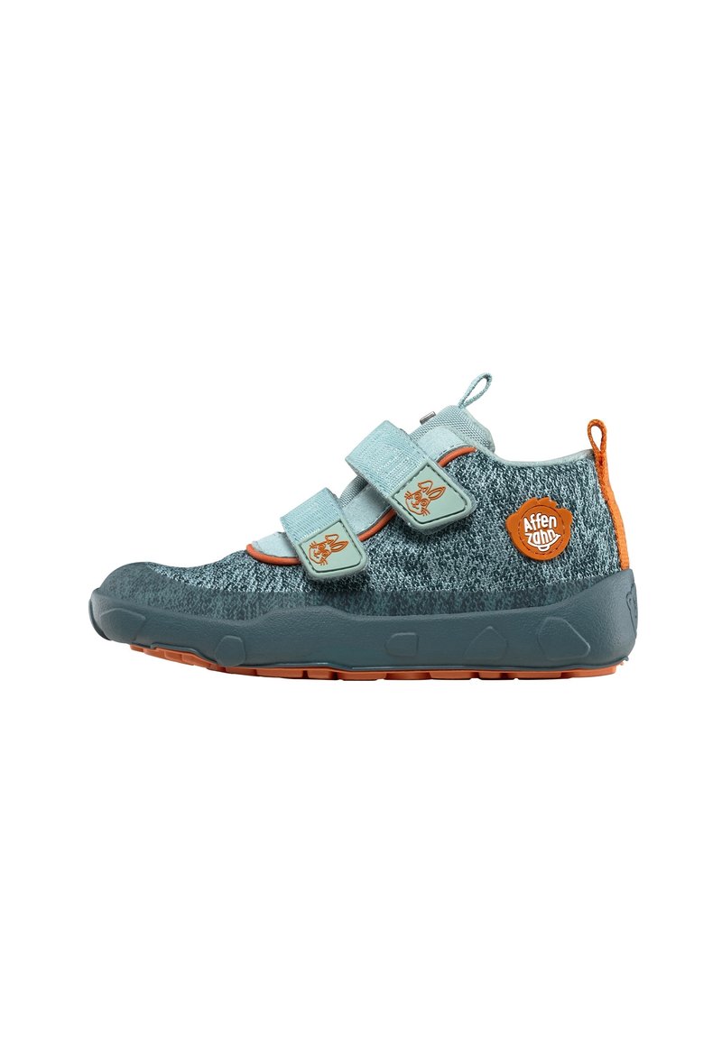 Scarpa in maglia azzurro e grigio con due cinturini regolabili in Velcro, dettagli arancioni e suola in gomma con texture. Presenta una toppa con logo sul lato.