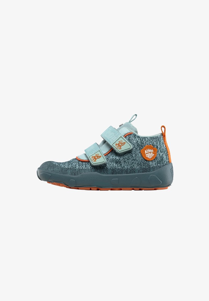 Scarpa in maglia azzurro e grigio con due cinturini regolabili in Velcro, dettagli arancioni e suola in gomma con texture. Presenta una toppa con logo sul lato.