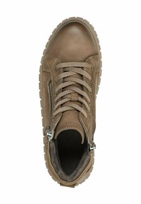 Stivale alla caviglia in pelle marrone con punta rotonda, chiusura con lacci frontali, zip laterale, fodera testurizzata e suola resistente. Include lacci beige e dettagli di cucitura.