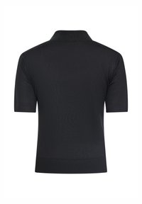 Cămașă polo neagră, cu mâneci scurte, cu guler și tiv cu textură, realizată dintr-un material neted și elastic. Fără design sau accente vizibile.