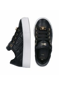 Sneaker in pelle sintetica nera con texture trapuntata, suola in gomma bianca, occhielli dorati e un logo sulla linguetta e sul lato.