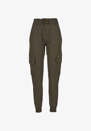 Pantalon cargo vert olive avec poignets élastiques, poches latérales à rabat, fermeture éclair à l'avant et ceinture assortie avec boucle noire.