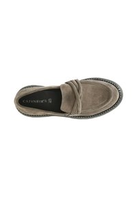 Scarpa slip-on in suede di colore grigio. Presenta un design con cinturino piegato e una suola in gomma nera texturizzata. Interno foderato in tessuto nero.