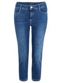 Jeans de mezclilla azul con un diseño clásico de cinco bolsillos, cintura de altura media y una pierna ligeramente ajustada con dobladillo limpio. Detalle de botón plateado.