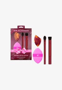 Real Techniques gaveæske med to røde makeup børster, en pink pudderpuf og en pink svamp, pakket i en dekoreret æske med et bånd.