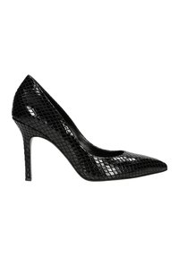 Pumps nere con tacco alto e punta affusolata, caratterizzate da un motivo lucido e testurizzato in pelle di serpente e un sottile tacco a stiletto.