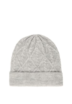 Lichtgrijze gebreide muts met diamantvormige kabelpatronen en een opgerolde geribbelde boord aan de onderkant, weergegeven op een witte achtergrond.