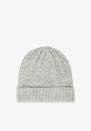 Bonnet tricoté gris clair avec motifs en losange torsadé et revers côtelé plié à la base, présenté sur un fond blanc.