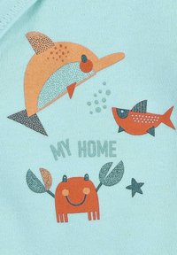 Jasnoniebieska tkanina z grafiką przedstawiającą dużą uśmiechniętą rybę, małą rybę i kraba, z napisem "MOJ DOM" w kolorze szarym.