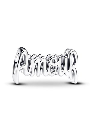 Anello tono argento con la parola "Amour" in un design a scrittura corsiva con bordi lisci e arrotondati e una finitura lucida.