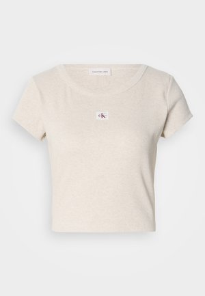 Tricou cu mânecă scurtă, de culoare crem, realizat din material gubarat, având un mic patch cu logo CK pe față, guler rotund și o croială lejeră.