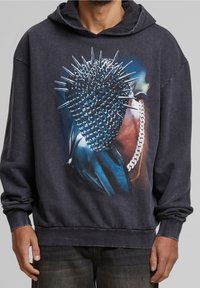 Donkergrijze hoodie met een opvallende afbeelding van een gespijkerde masker en kettingdetails. Gemaakt van zachte stof met een relaxte pasvorm en lange mouwen.