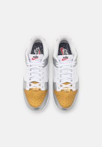 women's nike dunk low se arlm