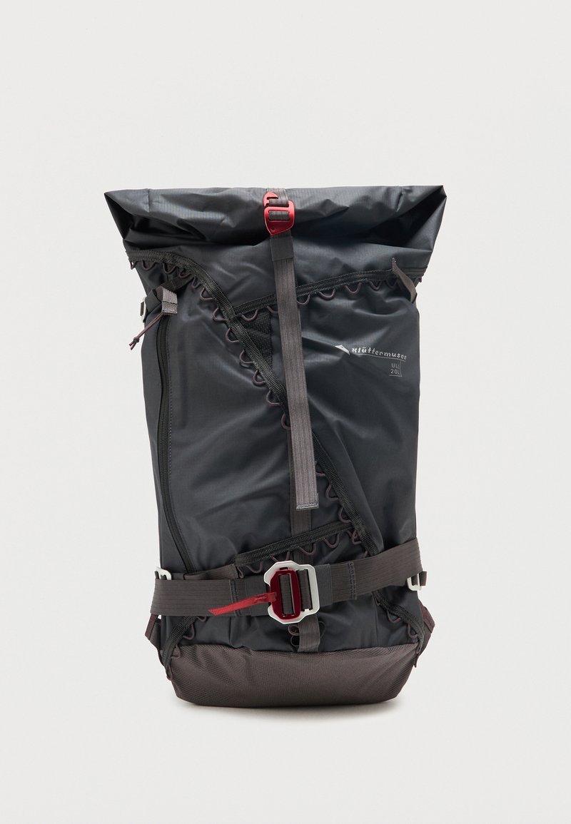 Μαύρο σακίδιο με ρολό στην κορυφή, κόκκινες αγκράφες και γκρι ιμάντες, με διαγώνιο φερμουάρ μπροστά και ετικέτα χωρητικότητας "20L".