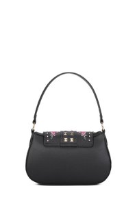 Borsa a tracolla nera in ecopelle con forma curva, ricami floreali, borchie argentate e una corta tracolla. Presenta una chiusura a soffietto.