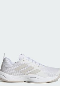 Weiße Sportschuhe verfügen über ein Netzoberteil, glatte synthetische Akzente und eine gepolsterte Sohle. Sichtbare Ösen und eine Rückenschlaufe sorgen für einen sicheren Sitz.