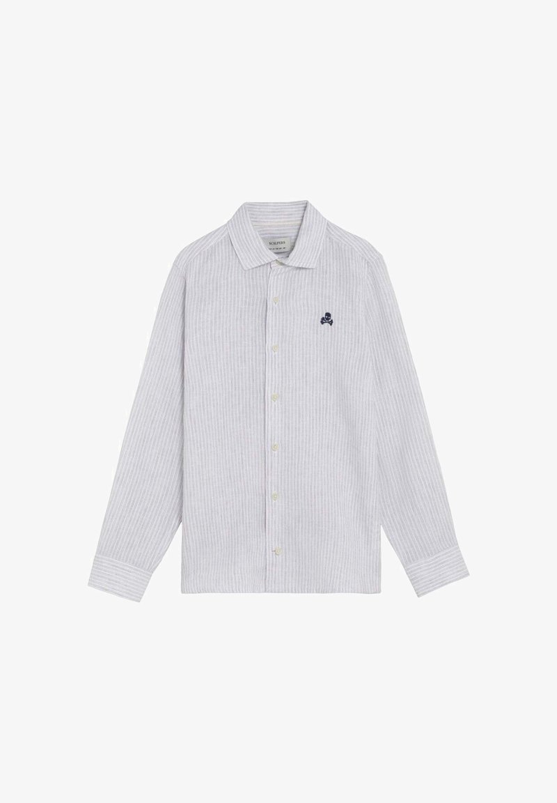 Chemise blanche à manches longues avec boutons, présentant de fines rayures verticales grises et un petit logo noir de tête de mort et os croisés sur la poche de poitrine gauche.