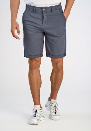 Shorts rayés navy avec ourlets roulés, fabriqués en tissu léger. Comprend des poches avant et une fermeture à bouton unique à la taille.