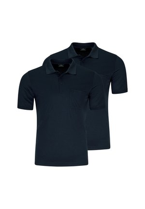 Zwei schlichte schwarze Poloshirts mit kurzen Ärmeln, Kragen und Brusttaschen, nebeneinander auf weißem Hintergrund dargestellt.