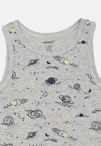 Grå ermeløs barnehad med rom-tema print som viser raketter, planeter, måner, stjerner og stjernebilder i svart, gult, blått og rødt.