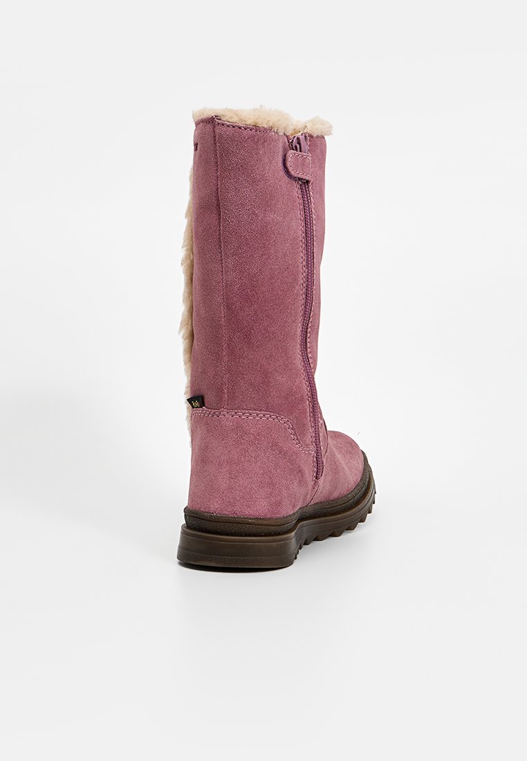 Bota de ante rosa con panel lateral texturizado, forro de pelo sintético y suela de goma. Cuenta con un cierre de cremallera en la parte posterior.