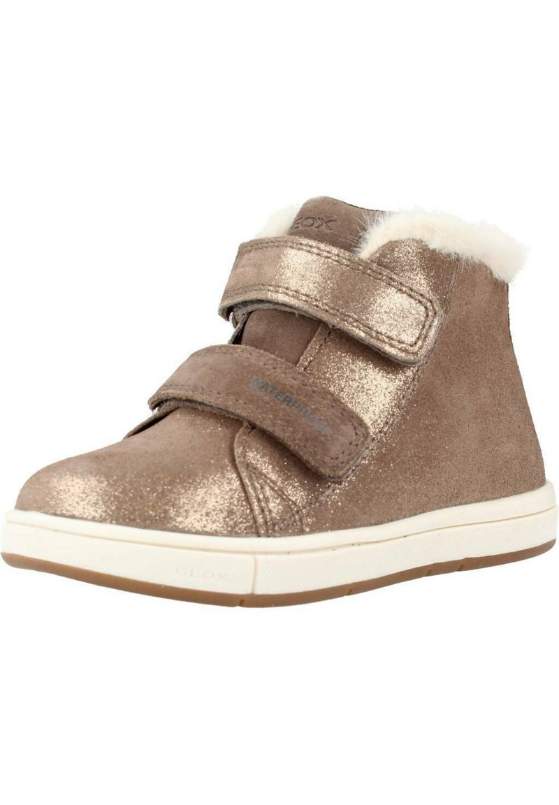 Zapatilla alta brillosa marrón para niño con dos correas de velcro y forro blanco esponjoso, suela blanca con tracción marrón claro.