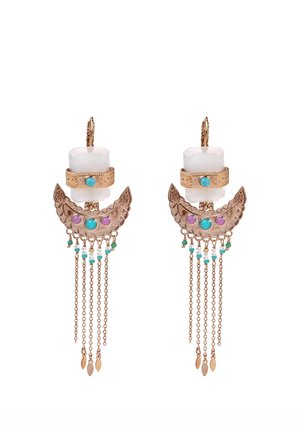 Boucles d'oreilles en bronze en forme de chandelier, ornées de pierres blanches, turquoise, violettes et vertes ; design complexe en forme de feuille avec des chaînes en cascade.