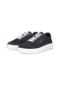 Zapatillas de ante azul marino con cordones blancos, diseño de perfil bajo y suela de goma blanca en contraste; presentan perforaciones mínimas.