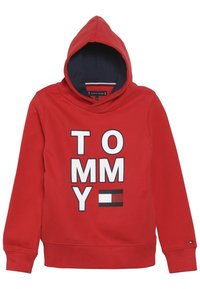 Roter Kapuzenpullover mit dunkelblauem Innenfutter, großen weißen Buchstaben mit der Aufschrift "TOMMY" und einem Logo-Akzent in Rot, Weiß und Blau. Weicher Stoff mit gerippten Bündchen.