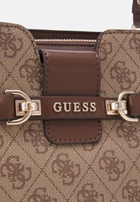 Guess NOLANA NOEL TOTE - Sac à main - latte/brown