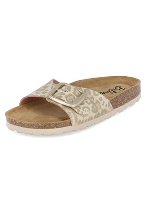 Sandale beige à enfiler avec bride imprimé léopard, grande boucle ajustable, semelle intérieure en liège et semelle blanche texturée.