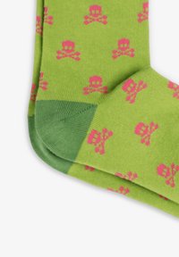 Calcetines verdes con un patrón repetido de calaveras y huesos cruzados en rosa. Tejido texturizado con talón en un verde más oscuro.