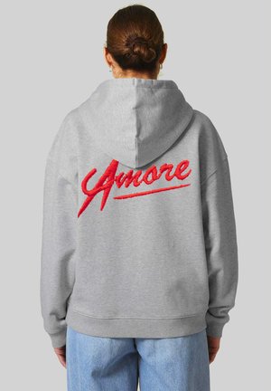 Pilkas gobtuvas su raudonu siuvinėtu žodžiu "Amore" ant nugaros. Minkšta medžiaga, laisvas siluetas, baigtas su dvigubais rankogaliais ir apačia.