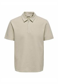 Beige kortærmet polo skjorte med tekstureret stof, der har krave og tre-knaps placket. Enkel, moderne design.
