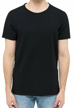 T-shirt nera a maniche corte in tessuto morbido con scollo rotondo e piccolo logo sulla parte sinistra del petto. Nessun motivo o dettaglio aggiuntivo.